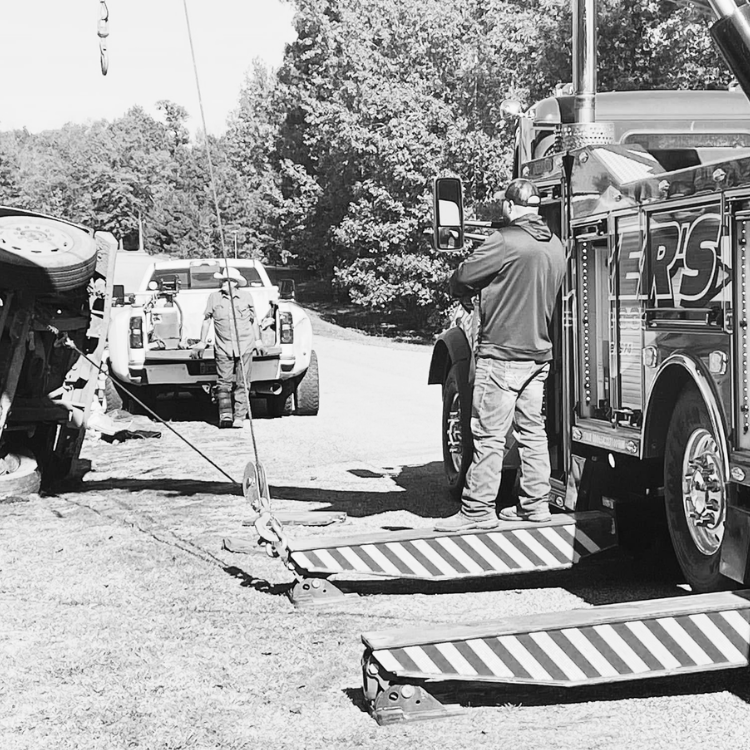 mobile crane service De Queen AR heavy-duty recovery truck winching disabled vehicle outdoors