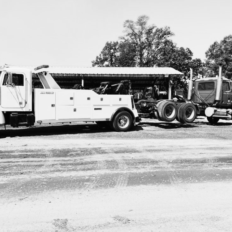 heavy duty towing De Queen, AR wrecker towing a semi-truck tractor backwards